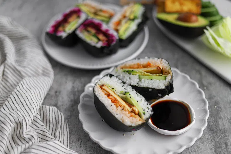 ONIGIRAZU - “sushi sandwich” s kimchi i řepou